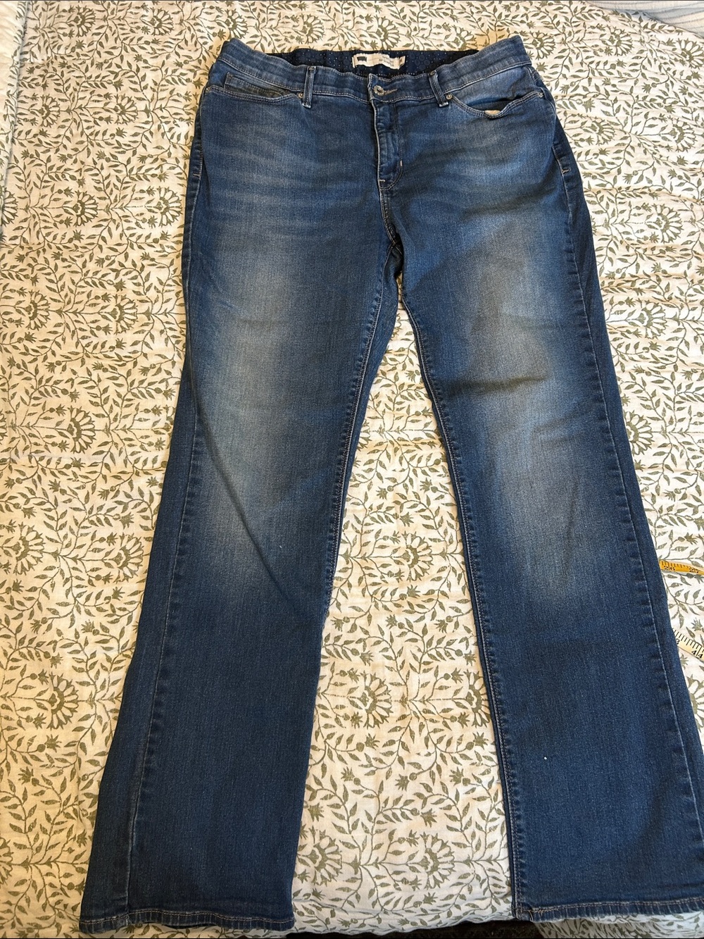 Levi's Straight Leg Women's Jeans in Medium Blue Wash